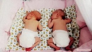 На каком сроке рождается двойня, и какой вес характерен?