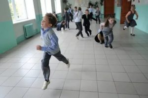 Ребенок бегает во время урока