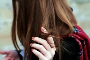 Привычка крутить волосы на пальчик у ребенка