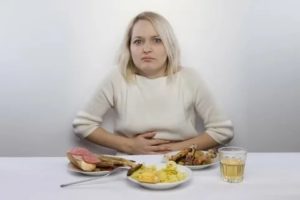 Боль в животе после жирной пищи